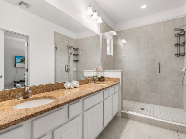Luxury Vacation Home in Kissimmee 6-Bedroom Home with Private Pool & Great Amenities